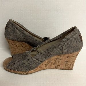Toms woven peep toe wedges Shashiko print size 8.5